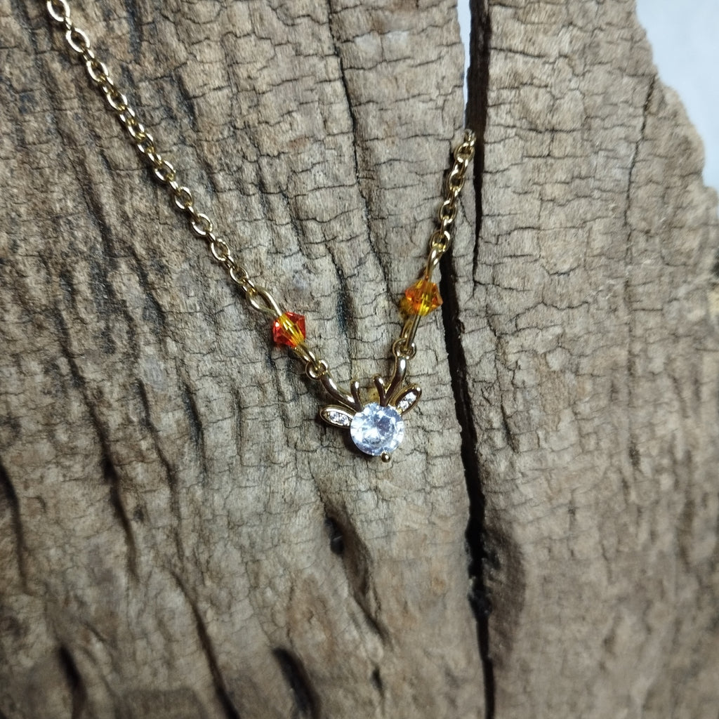 Collier cerf cristal chaîne dorée avec perles orange et ambre