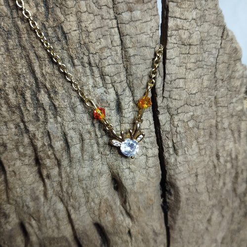 Collier cerf cristal chaîne dorée avec perles orange et ambre