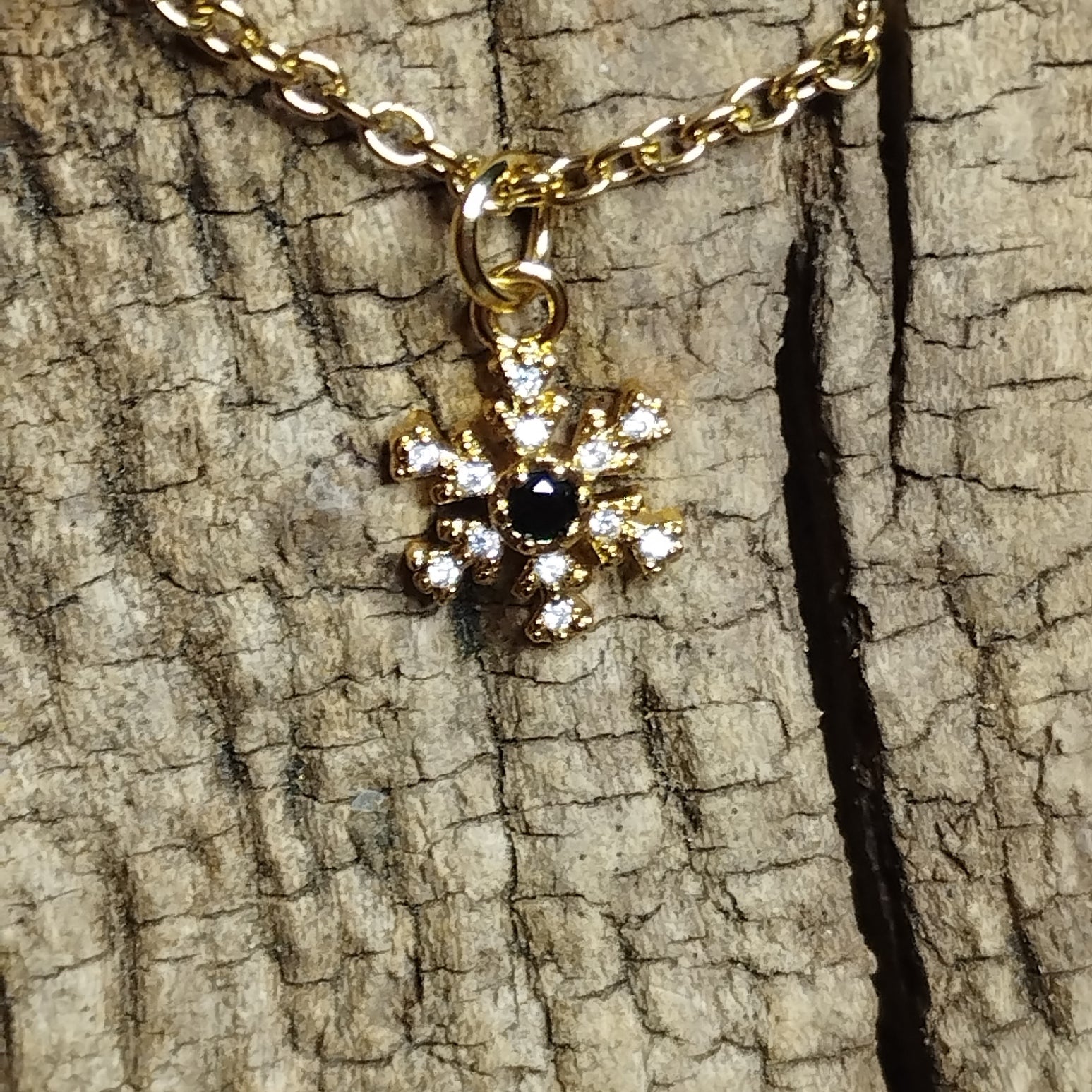 Collier flocon de neige doré strass avec cristal noir