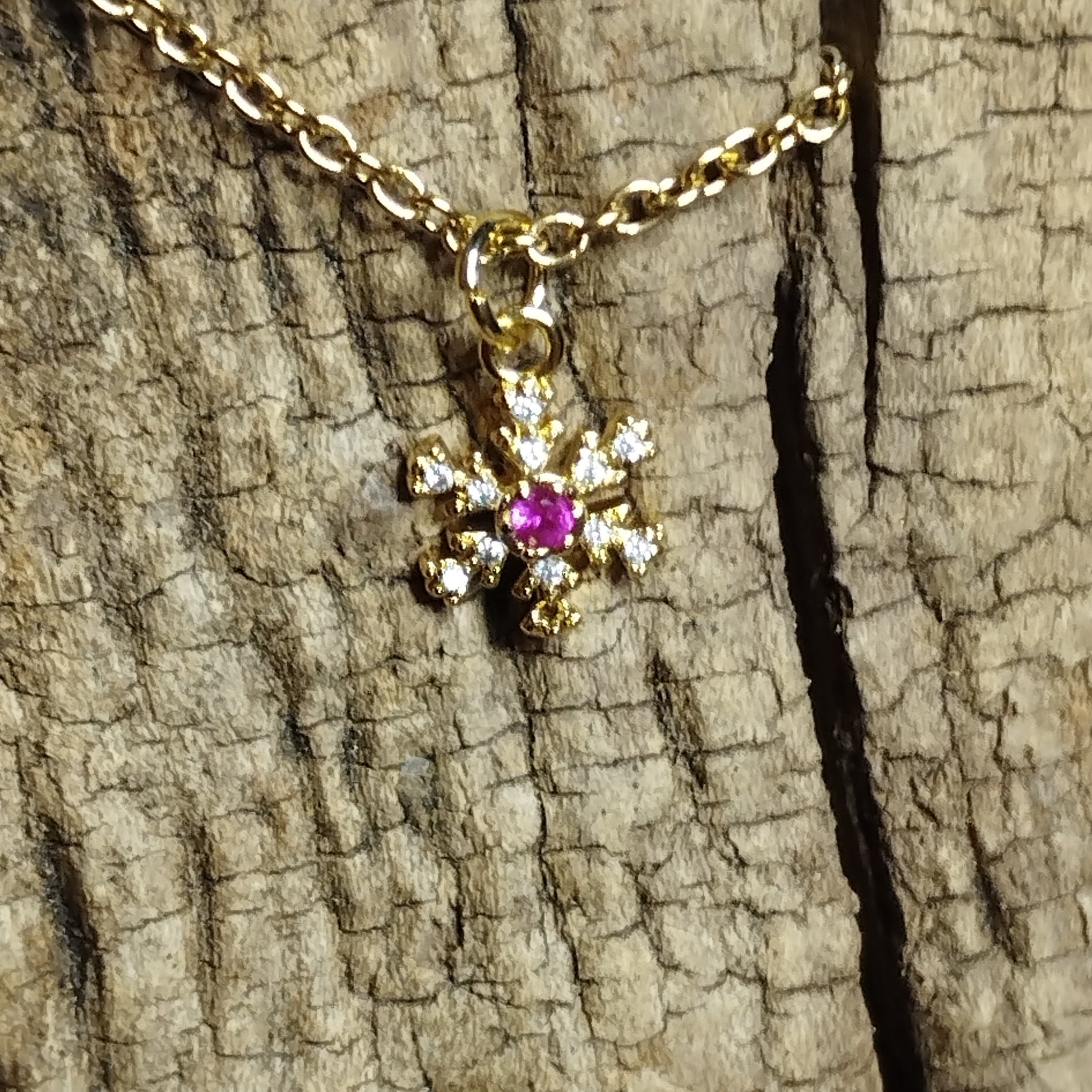 Collier flocon de neige doré strass avec cristal rose fuchsia