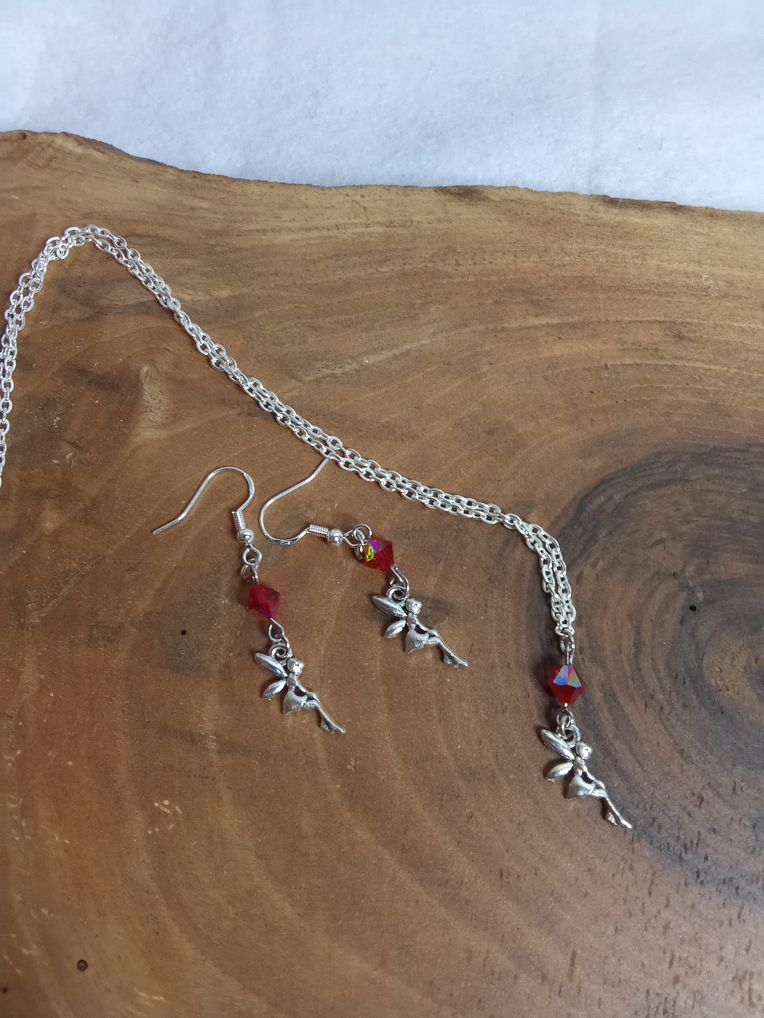 Parure fée argentée avec cristaux rouges facettés - collier et boucles d’oreilles assortis