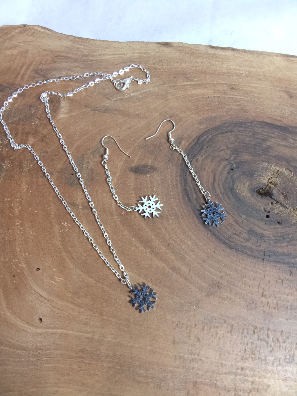Parure flocon de neige argentée - collier et boucles d’oreilles longues assortis
