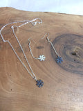 Parure flocon de neige argentée - collier et boucles d’oreilles longues assortis