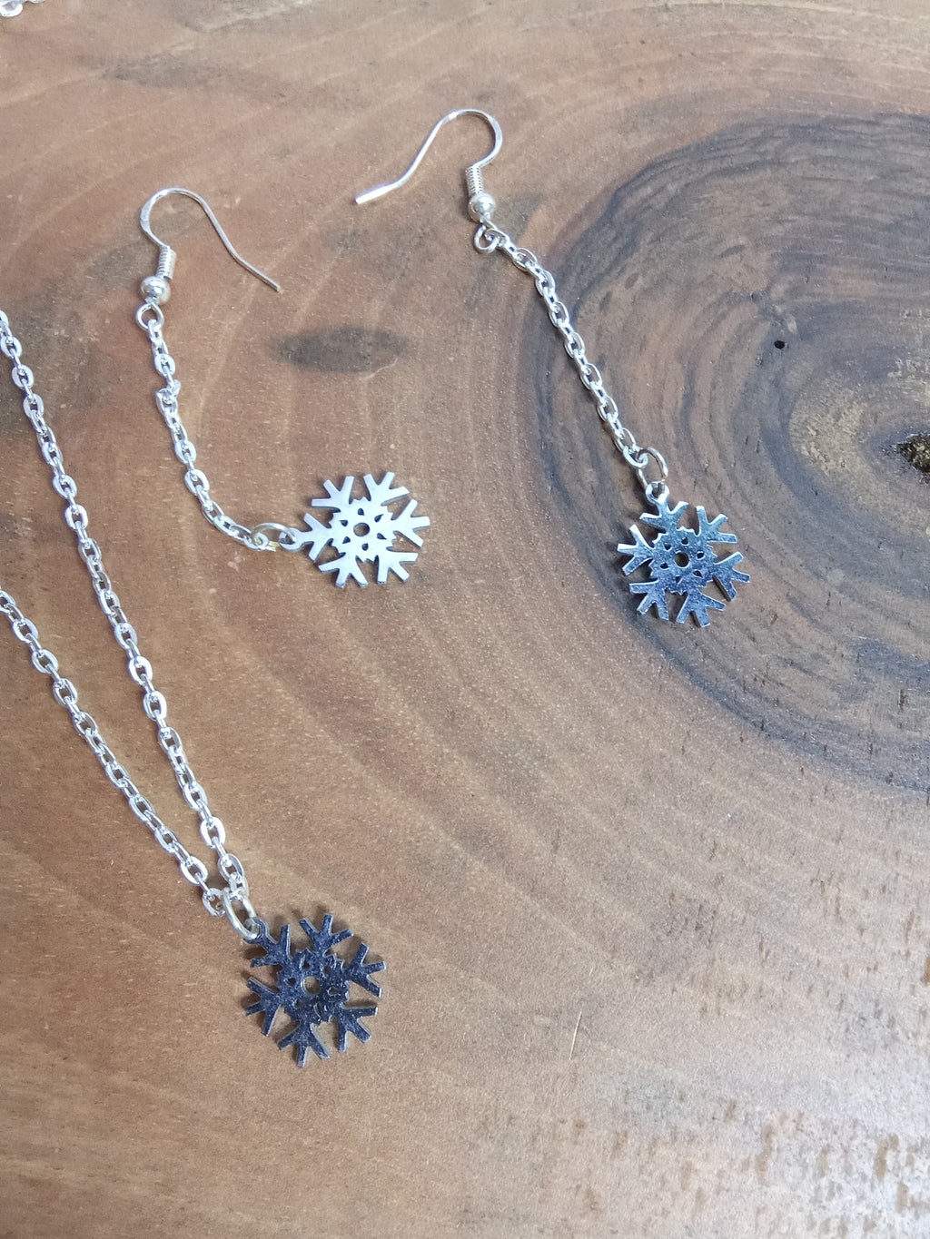 Gros plan parure flocon de neige sculpté en acier inoxydable argenté