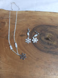 Parure flocon de neige argentée avec perles blanches - collier et boucles d’oreilles clous