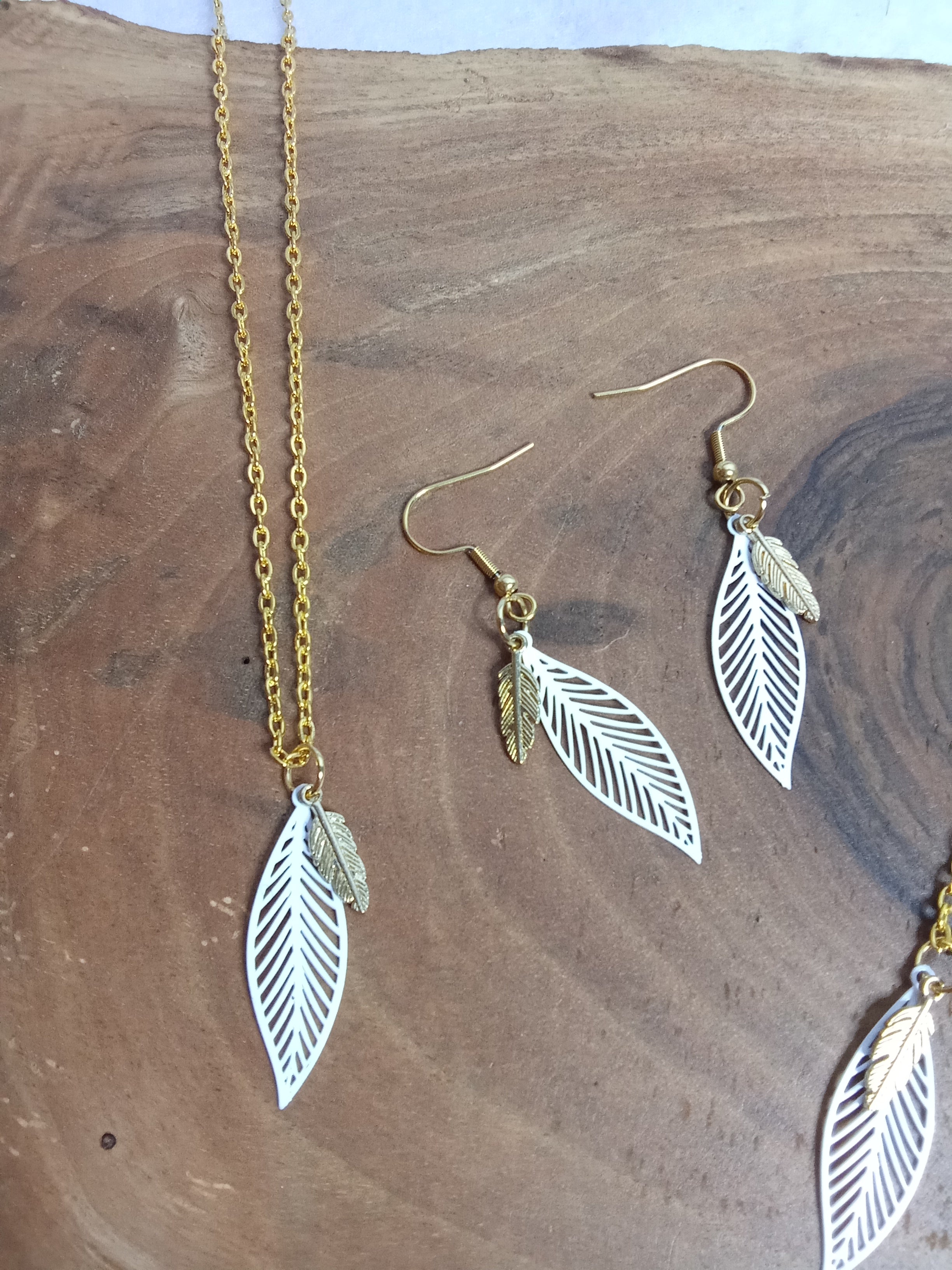 Collier long et boucles d’oreilles feuille ajournée argentée sur chaîne dorée