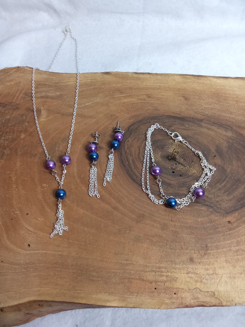 Parure complète violet et bleu avec collier, bracelet et boucles d’oreilles pompons