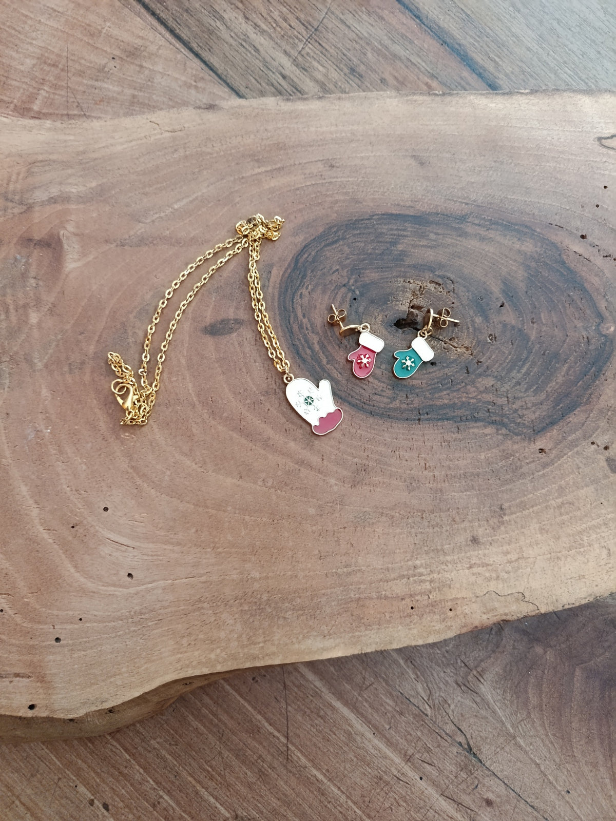 Parure moufle de Noël émail dorée - collier double chaîne et boucles d’oreilles clous colorées