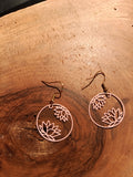 Boucles d'oreilles lotus créoles noires