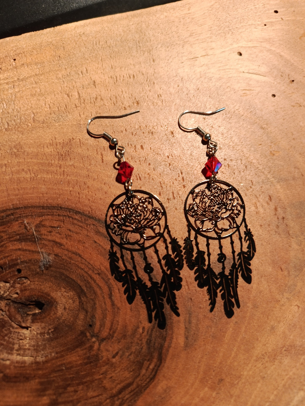 Boucles d'oreilles attrape-rêves lotus - coloris noir et cristal rouge