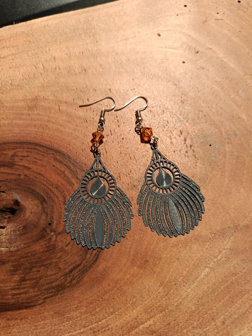 Boucles d'oreilles plume paon - coloris bronze patiné avec perles ambre
