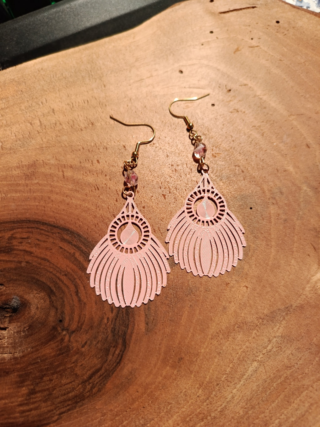 Boucles d'oreilles plume paon - coloris rose poudré avec perles cristal rosé