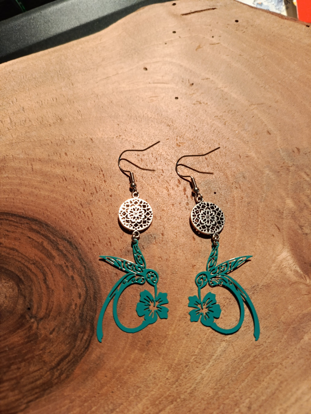Boucles d'oreilles colibri hibiscus - turquoise avec charm mandala argenté