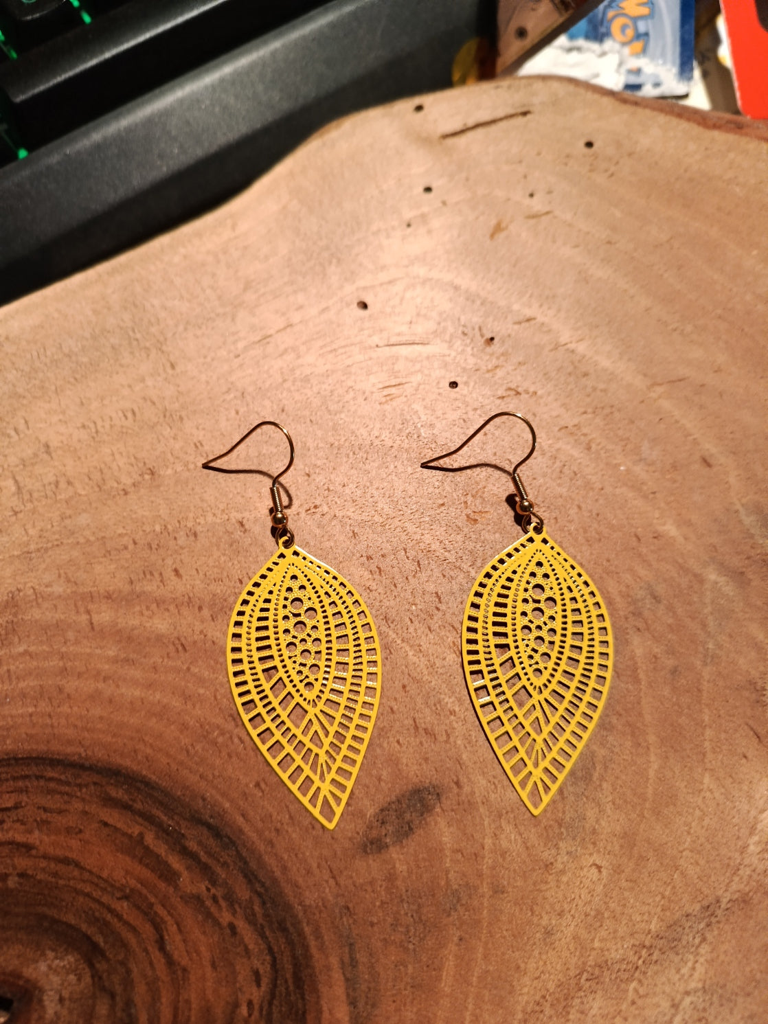 Boucles d'oreilles feuille filigranée vert paon avec charm paon