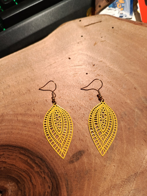 Boucles d'oreilles feuille filigranée vert paon avec charm paon