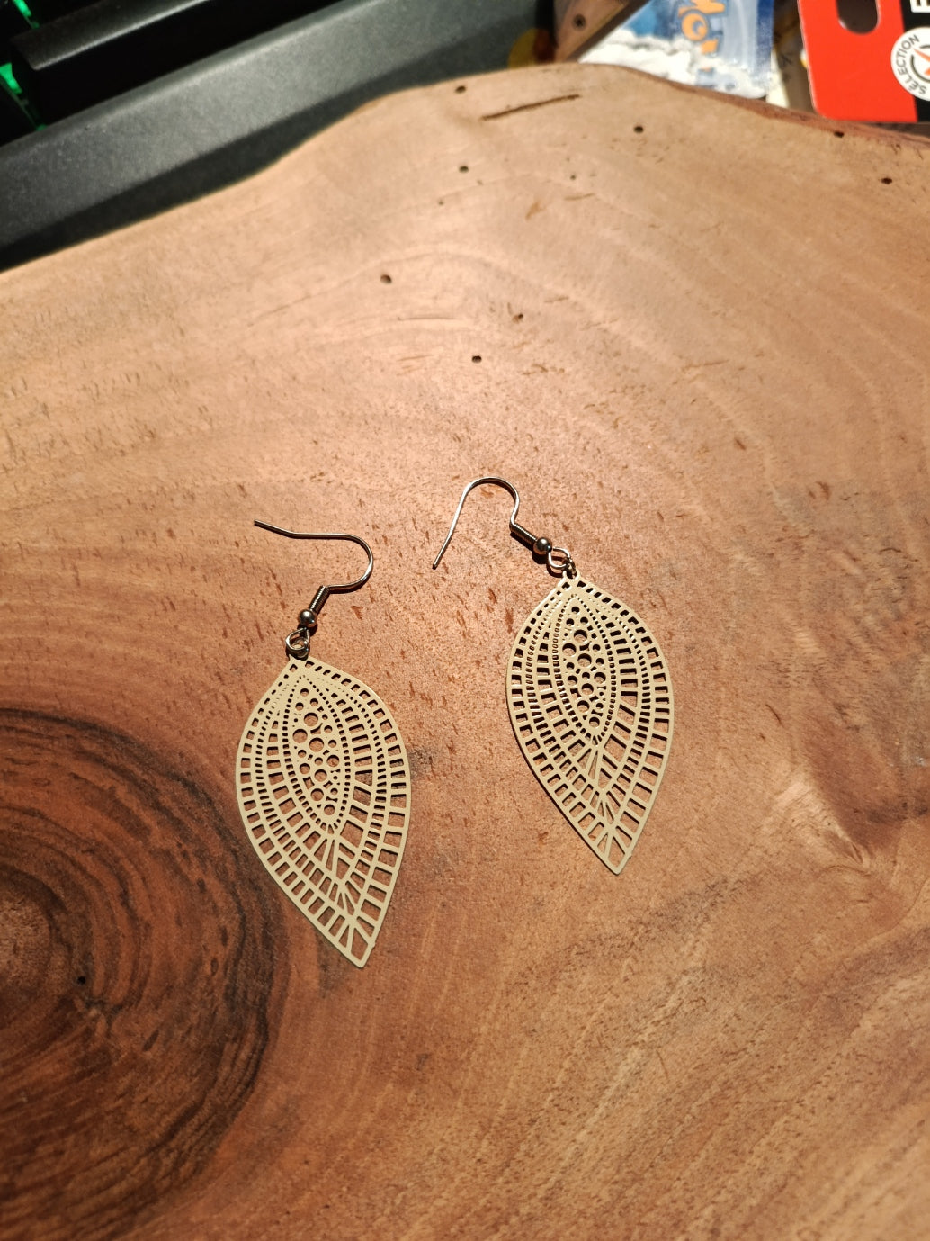 Boucles d'oreilles feuille filigranée coloris clair