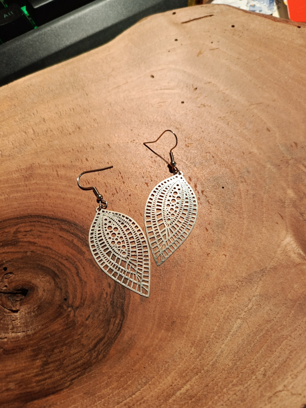 Boucles d'oreilles feuille filigranée coloris doré clair