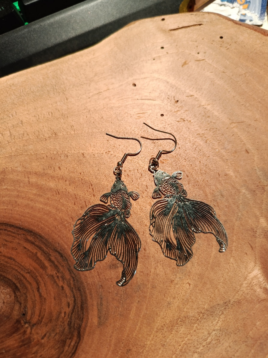 Boucles d'oreilles poisson Betta noir bronze avec perle rouge
