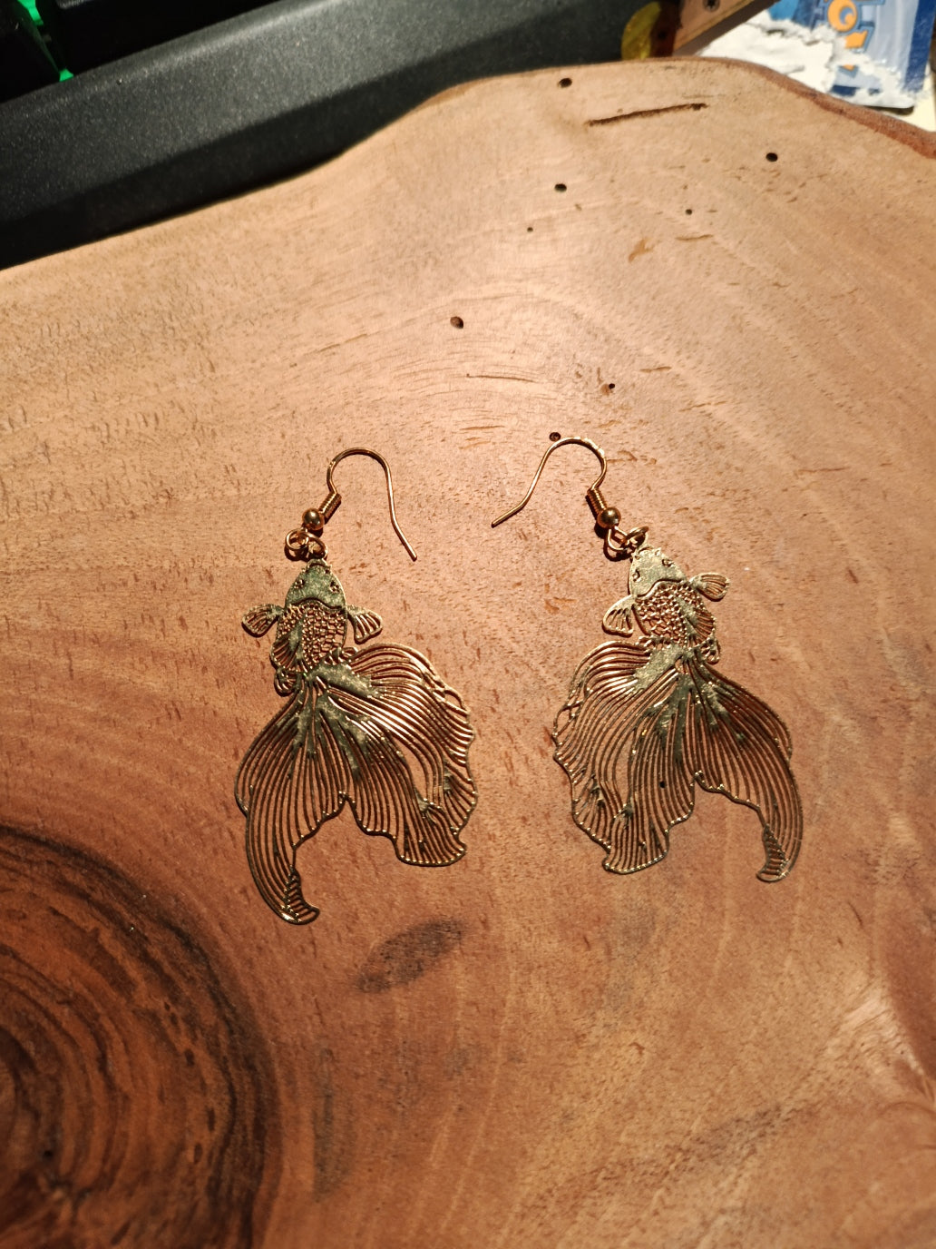 Boucles d'oreilles poisson Betta doré clair avec perle blanche