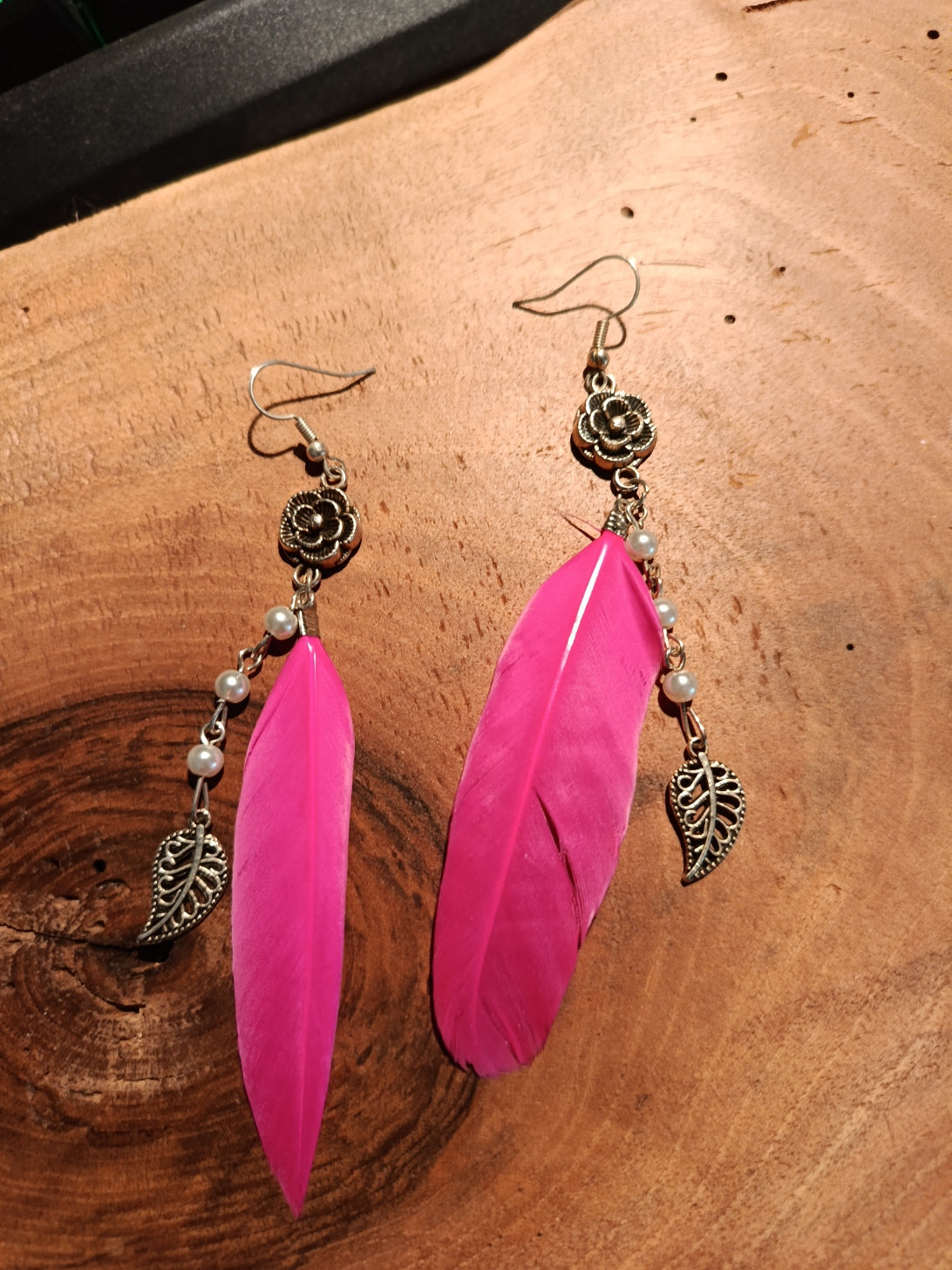 Boucles d'oreilles plume fuchsia avec charm fleur bronze, perles blanches et pendant feuille filigranée