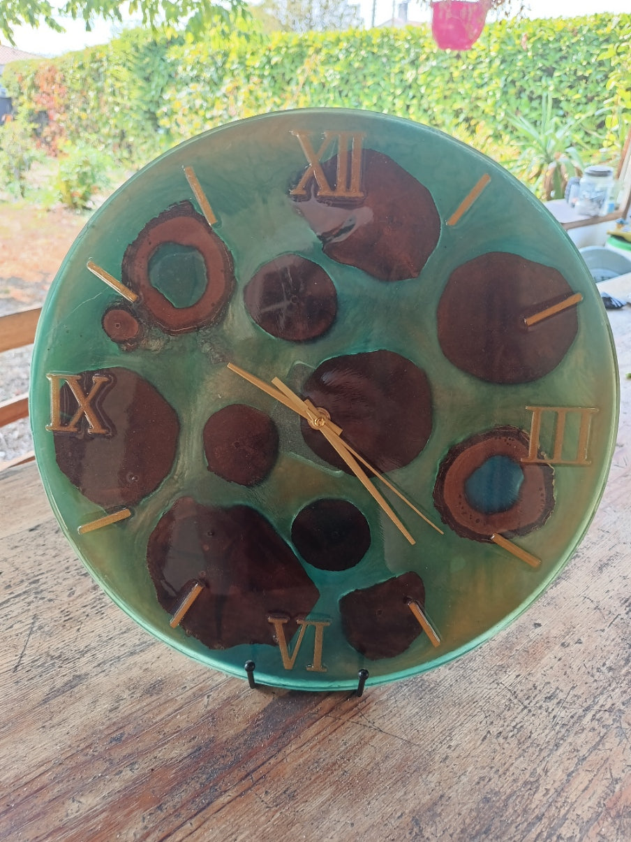 Horloge artisanale en résine turquoise et bois de Kiwi avec chiffres romains dorés